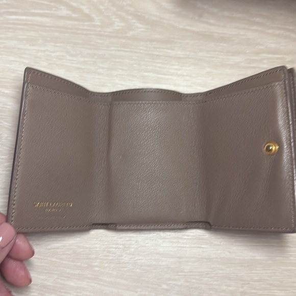 YSL COMPACT TRIFOLD WALLET TAUPE ALL LEATHER - Picture 4 of 10